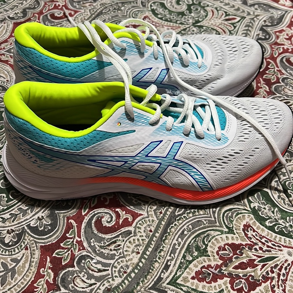 Ladies ASIC tennis shoes